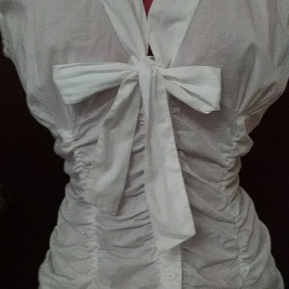 WHITE CHARLOTTE RUSSE FITTED/ROUCHED BLOUSE - Picture 2 of 9